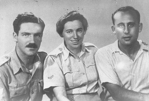 Zvi Ben-Yaakov (left) and Haviva Reik (center), Jewish parachutists under British command.