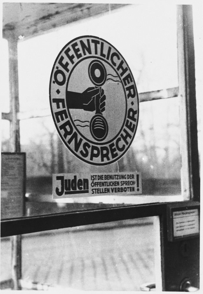 Sign on a phone booth in Munich that prohibits Jews from using the public telephone. [LCID: 64098]