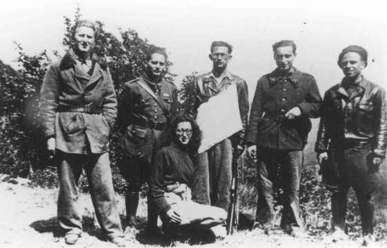 <p>اعضای يک گروه مقاومت یهودی. اسپیناسیه، فرانسه، زمان جنگ.</p>