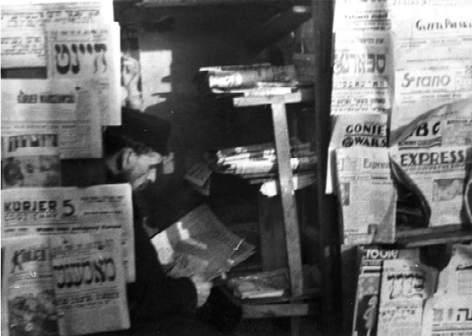  A newspaper stand in the Jewish quarter. Warsaw  [LCID: 84152]