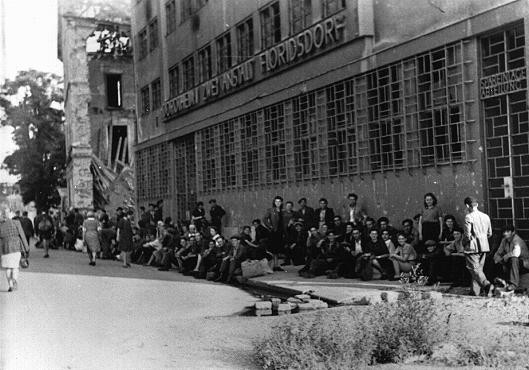 Polish Jewish refugees arrive in Vienna after the war. [LCID: 04664]