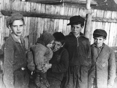 A group of children in the Kovno ghetto. Kovno, Lithuania, between 1941 and 1943. [LCID: 81165]