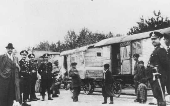 Nazi police round up Romani (Gypsy) families from Vienna for deportation to Poland. [LCID: 16016]