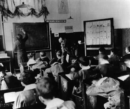  A Jewish Brigade soldier (center) teaching an elementary school class in a displaced persons camp. [LCID: 63468]