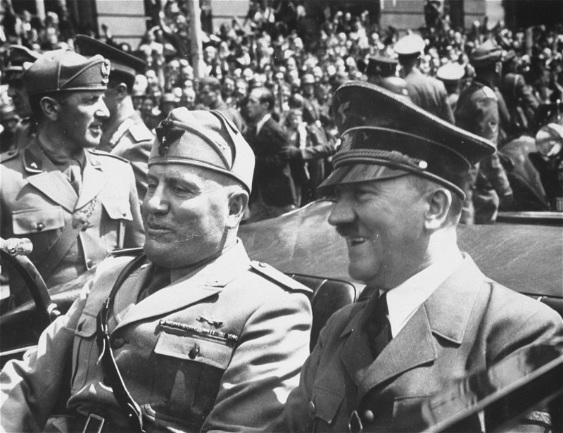 <p>زعماء المحور أدولف هتلر ورئيس الوزراء الايطالي بينيتو موسوليني يلتقيان في ميونيخ ، ألمانيا ، 1940.</p>