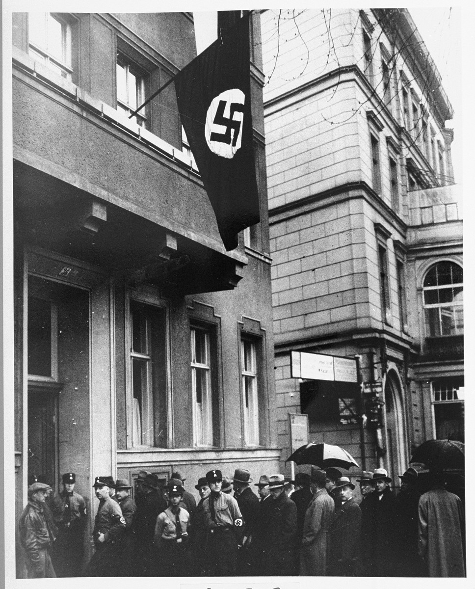 Jewish lawyers line up to apply for permission to appear before the Berlin courts. [LCID: 00225]
