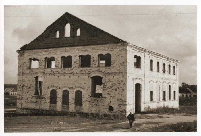<div class="datapair">Exterior of the destroyed synagogue of Mir. This photograph was taken in 1946. </div>
<div class="datapair"> </div>