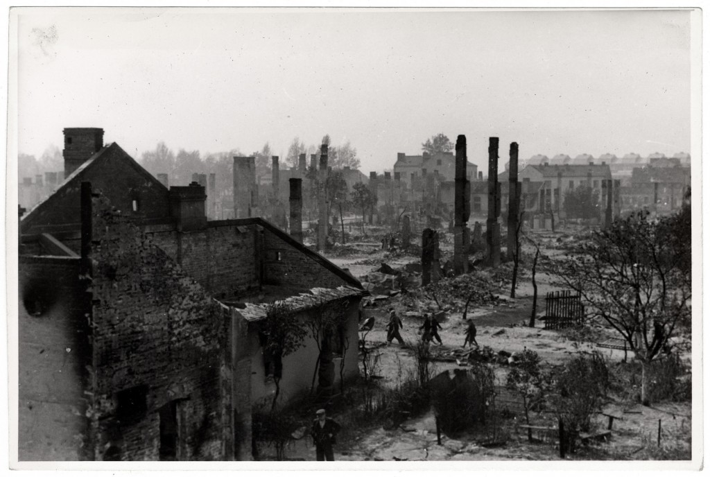 Poles walk among the ruins of besieged Warsaw.
This photograph documenting war destruction was taken by Julien Bryan (1899-1974), a documentary filmmaker who filmed and photographed the everyday life and culture of individuals and communities in various countries around the globe.
