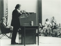 Elie Wiesel pronuncia un discurso en la conferencia "Fe en la Humanidad", celebrada antes de la inauguración del museo USHMM, los días 18 y 19 de septiembre de 1984, en Washington, D.C.