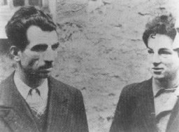 دو پارتیزان فرانسوی، میزاک مانوشیان (چپ) و ولف ویسبروت (راست) که عضو گروه مقاومت مسلحانه‌ی فرانسه، پارتیزان‌های فرانس- تیروس  (Francs-Tireurs et Partisans) بودند. آنها در ۲۱ فوریه ۱۹۴۴ توسط جوخه‌ی آتش اعدام شدند. پاریس، فرانسه، فوریه ۱۹۴۴.