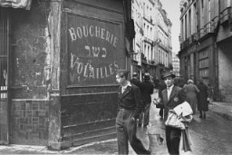 Un hombre joven en el barrio judío de París lleva el parche obligatorio que lo identifica como judío. París, Francia, después de junio de 1942.