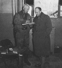الجنرالان الأمريكان دوايت د. أيزنهاور (على اليمين) وجورج س. خطة "باتون" لعملية الحارق المتعمد. اجتياح إفريقيا الشمالية من قبل دول الحلفاء. المكان غير محدد, 1942.