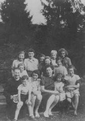 Niñas judías procedentes de los campos de tránsito franceses se refugian en el hogar para niños "Maison des Pupilles de la Nation" de la Sociedad de Ayuda para los Niños (OSE). Algunas de las niñas estaban huyendo hacia Suiza. Aspet, Francia, junio-agosto de 1942.