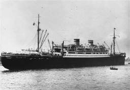 El "St. Louis", con refugiados judíos a bordo procedentes de la Alemania nazi, llega al puerto de Amberes, después de que Cuba y Estados Unidos les negaran el permiso para desembarcar. Bélgica, 17 de junio de 1939.