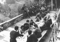 Scolari a lezione di Educazione Artistica nel campo profughi di Fiesole, vicino a Firenze. Italia, 1946.