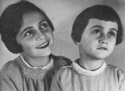 Margot y Ana Frank antes de que su familia huyera a Holanda. Bad Aachen, Alemania, octubre de 1933.