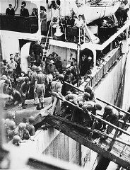 Des soldats britanniques font débarquer des Juifs, passagers de l’“Exodus 1947” contraints de repartir de Palestine, lors de leur arrivée à Hambourg. Allemagne, 8 septembre 1947.
