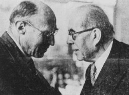Le dirigeant sioniste britannique Norman Bentwich (à gauche) avec Henri Berenger, délégué français à la Conférence d’Evian sur les réfugiés juifs. Evian-les-Bains, France, juillet 1938.