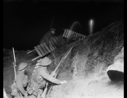 La guerra de trincheras es uno de los símbolos más representativos de la Primera Guerra Mundial. Esta fotografía muestra a las tropas británicas transportando tablones por encima de una trinchera de respaldo durante la noche, en la lucha por el frente occidental. Cambrai, Francia, 12 de enero de 1917.