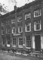 La casa di Amsterdam dove Tina Strobos nascose più di 100 Ebrei, in un nascondiglio costruito appositamente. La polizia fece irruzione nella casa otto volte, ma gli Ebrei non vennero mai scoperti. Olanda, data incerta.