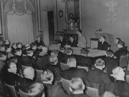 El ministro de propaganda nazi, Joseph Goebbels, pronuncia un discurso ante sus delegados para la prensa y las artes. Berlín, Alemania, noviembre de 1936.