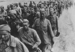 Колонна советских военнопленных. СССР, 15 сентября 1942 года.
