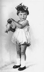 Retrato tomado en 1936 a Mania Halef, una niña judía de dos años de edad, que más tarde fue asesinada durante la ejecución masiva perpetrada en Babi Yar.