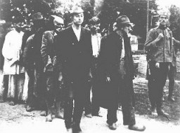 Un gendarme serbio al servicio del gobierno títere serbio, dirigido por Milan Nedia, escolta a un grupo de romaníes (gitanos) hacia su ejecución. Yugoslavia, alrededor de 1941-1943.
