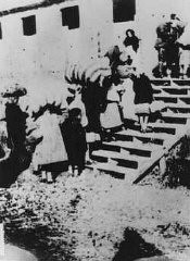 Mujeres y niños judíos procedentes de Yugoslavia llegan al campo de la isla Rab. Los italianos concentraron a los judíos en Rab, protegiéndolos así de los alemanes. Rab, Yugoslavia, verano de 1943.