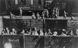 Deportação de judias do gueto de Varsóvia.  Polônia, 1942-1943.
 