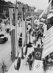 Des drapeaux allemands (croix gammées) et olympiques ornent la ville de Berlin pendant les Jeux. Berlin, Allemagne, août 1936.