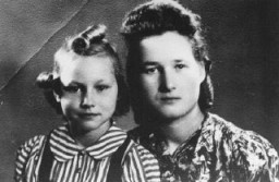 Stefania Podgorska (a destra), ritratta con la sorella più piccola Helena (a sinistra); Stefania procurò regolarmente del cibo agli Ebrei del ghetto di Przemysl, aiutandoli così a sopravvivere nella Polonia occupata dai Tedeschi. Inoltre, dopo la distruzione del ghetto, nel 1943, ella salvò 13 Ebrei nascondendoli nella sua soffitta. Przemysl, Polonia, 1944.