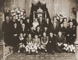 Los novios Laura Uziel y Saul Amarillo (centro) posan junto con sus familiares durante su boda. Salónica, Grecia, 1938.