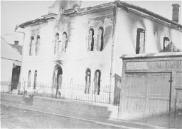 Vista de la sinagoga incendiada Malbish Arimim, ubicada en la calle Teglash de Sighet. Esta fotografía se tomó después de la deportación de la población judía. Mayo de 1944.