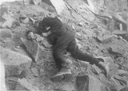 Un détenu soviétique à terre, mort dans la carrière du camp de concentration de Mauthausen. Autriche, entre juillet 1941 et mai 1945.
