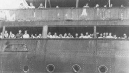 "سینٹ لوئیس" نامی بحری جہاز پر سوار پناہ گزین اس اطلاع کا انتظار کر رہے ہیں کہ کیا کوبا اُنہیں داخل ہونے کی اجازت کی اجازت دے گا یا نہیں۔کیوبا میں ہوانا کے ساحل پر، 3 جون 1939