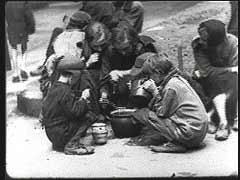 Os nazistas fecharam as saídas do gueto de Varsóvia no meio de novembro de 1940. A superpopulação e a falta de comida, provocadas pelos alemães, geraram uma taxa de mortalidade extremamente alta. Quase 1/3 da população de Varsóvia foi amontoada em apenas 2.4 por cento da área da cidade. Os alemães determinaram uma porção diária de comida para os judeus com apenas 181 calorias (OBS: uma pessoa adulta deve comer cerca de 2.500 calorias diariamente). De novembro de 1940 a agosto de 1941, menos de um ano, mais de 5.000 pessoas haviam morrido a cada mes, de fome e de doenças.