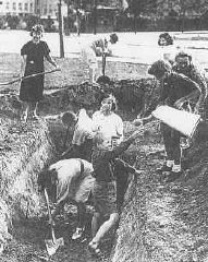 Hommes, femmes et enfants creusant des tranchées au cours du siège allemand de Varsovie. Pologne, septembre 1939.