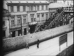 Sebuah jembatan menghubungkan area-area di dalam Ghetto Warsawa untuk mencegah orang Yahudi memasuki jalan-jalan yang bukan bagian dari ghetto. Sebelum ghetto ini ditutup, beberapa pintu masuk dan keluar memiliki pos-pos pemeriksaan. Beberapa bulan pertama di dalam ghetto, hidup tampak seperti normal-normal saja, namun tak lama kemudian kekurangan bahan makanan dan tak memadainya tempat bernaung mulai memakan korban.