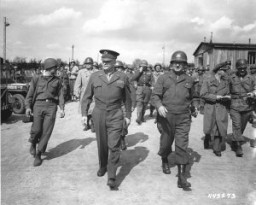Jenderal Dwight D. Eisenhower dan Jenderal Troy Middleton, jenderal komando Korps XVIII, Angkatan Darat AS Ke-3, menginspeksi kamp konsentrasi Ohrdruf yang baru dibebaskan. Ohrdruf, Jerman, 12 April 1945.