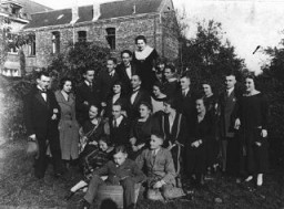 전쟁 발발 전 두 독일계 유태인 가족이 모여 찍은 단체 사진. 이들 중 단 두 명만이 홀로코스트에서 살아남았다. 독일, 1928년.