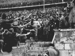 Olimpiyat Stadyum'a gelmesinin üzerine coşkulu kalabalık Adolf Hitler'i alkışlıyor. Ağustos 1936, Berlin, Almanya.