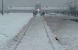 В 60 ю годовщину освобождения Освенцима на железнодорожном пути, ведущем в лагерь, были зажжены поминальные свечи. Польша, 27 января 2005 года.