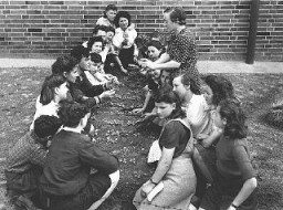 شباب يهود يشاركون في حصة للتدريب الزراعي تمولها اللجنة الامريكية اليهودية في محتشد بيرغن-بيلسن للمشردين داخليا. ألمانيا، الاول من اغسطس آب ١٩٤٦.