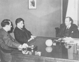 ジョン・ペール事務局長の部屋で行われた戦争難民局の会議。 写真左から右に向かって、財務長官補佐アルバート・アブラムソン、ジョサイア・デュボア、ジョン・ペール。 1944年3月21日、米国、ワシントンD.C.。