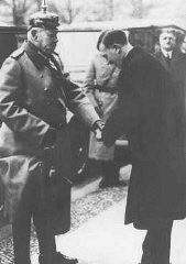 Adolf Hitler, le chancelier fraîchement élu, salue le président allemand Paul von Hindenburg. Berlin, Allemagne, 30 janvier 1933.