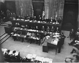 رابرت جکسن، رئیس دیوان عالی ایالات متحده، در حال ایراد بیانیه افتتاحیه دادرسی در دادگاه نظامی بین المللی. نورنبرگ، آلمان، 21 نوامبر 1945.