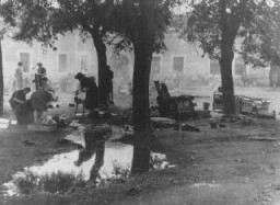 تھیریسئن شٹٹ کی یہودی بستی میں عورتیں باہر کھانا پکارہی ہیں۔ تھیریسئن شٹٹ، چکوسلواکیا، 1941 اور 1945 کے درمیان۔