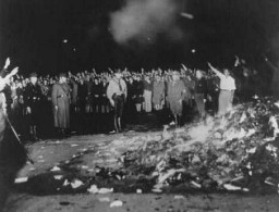 Книги и произведения, расцененные как «негерманские», сжигаются на площади Опернплац. Берлин, Германия, 10 мая 1933 года.