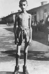 Orphelin de 13 ans, rescapé du camp de concentration de Mauthausen. Autriche, mai 1945.